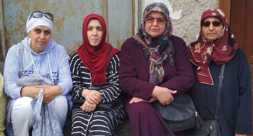 Tutuklu askeri öğrenci anneleri AK Parti önünde oturma eylemi başlattı: Biz de anneyiz