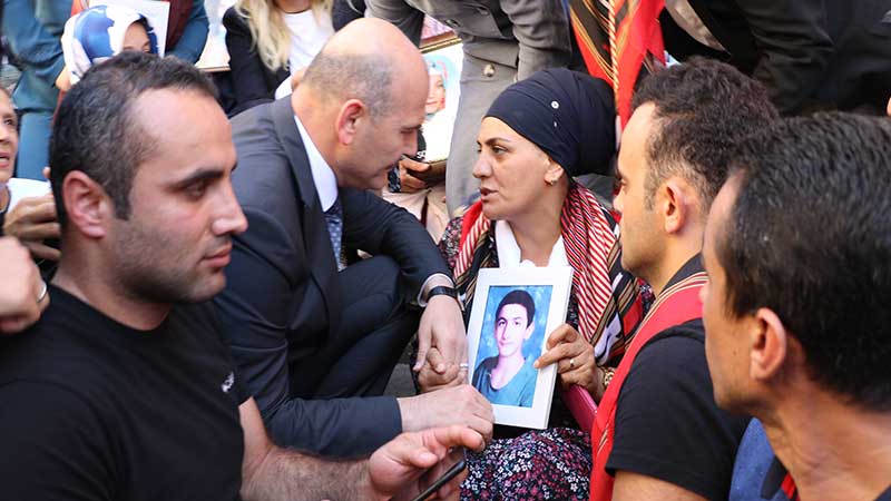 İçişleri Bakanı Soylu, annelerin eylem yaptığı HDP Diyarbakır İl Başkanlığı’nın önünde
