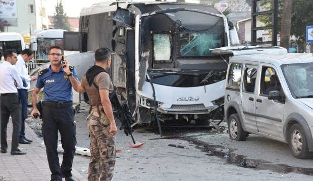 Adana’da polis otobüsünün geçişi sırasında patlama