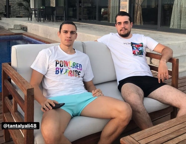 Galatasaray homofobik tepkilere maruz kalan futbolcusuna sonunda sahip çıktı