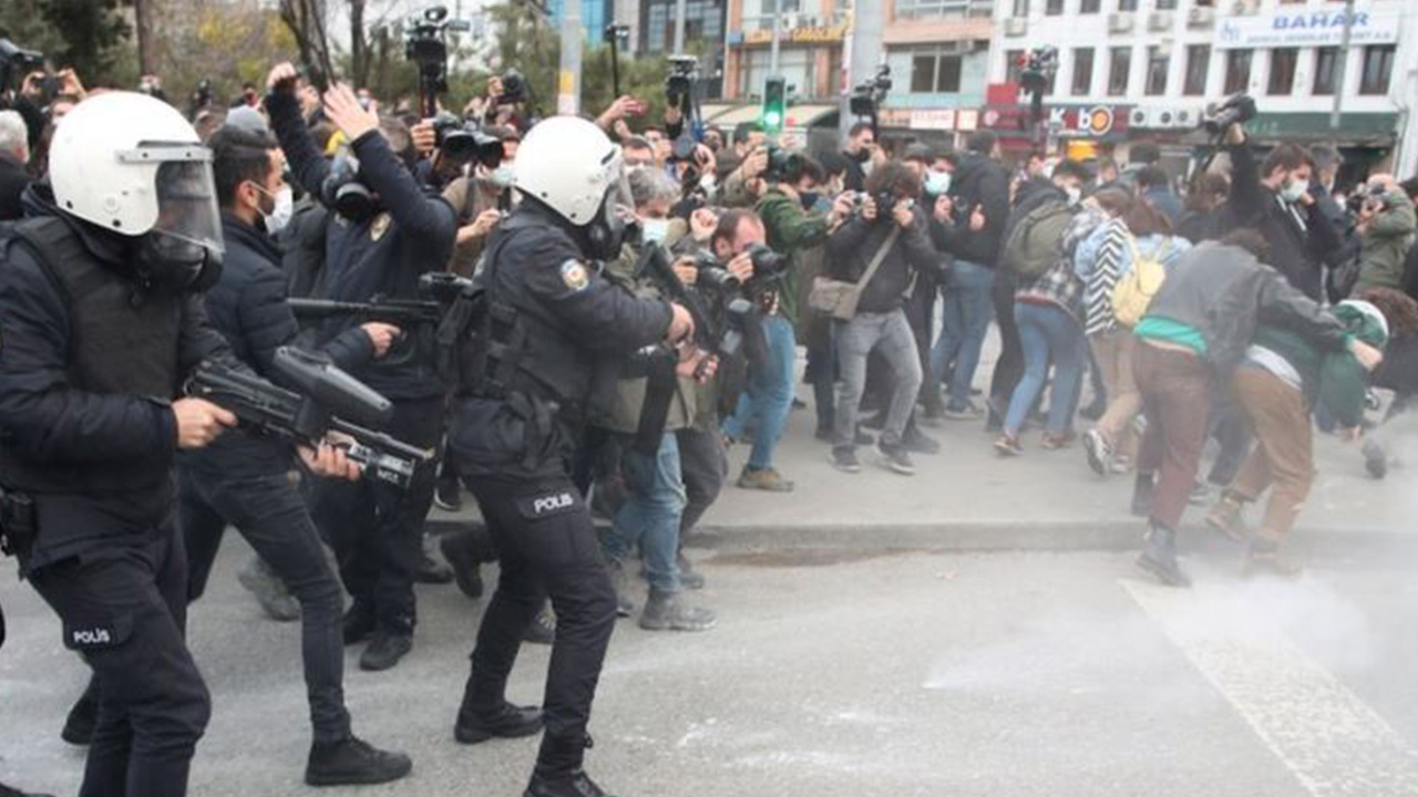 Mahkeme, İstanbul Valiliği’nin kararını kaldırdı; Boğaziçi eylemlerinde şiddet uygulayan polise soruşturma yolu açıldı
