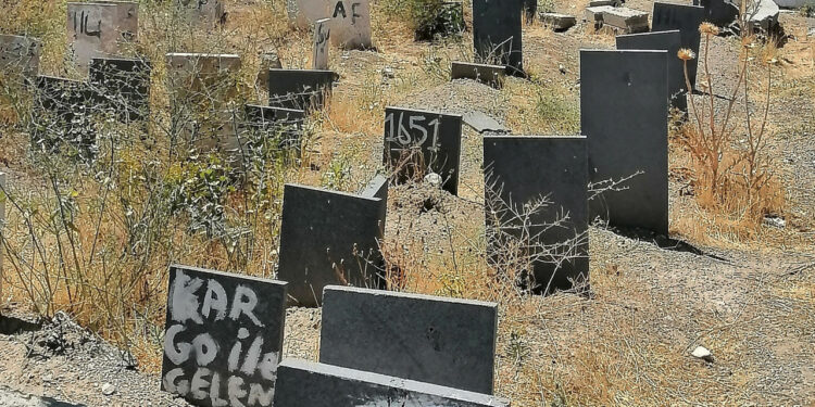 Yalnız Kürt: 52 no’lu mezar taşı